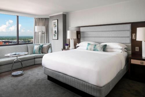 Club Executive Suite, 1 Bedroom Suite, 1 King, Sofa bed