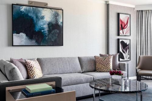 Club Executive Suite, 1 Bedroom Suite, 1 King, Sofa bed