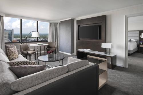 Club Executive Suite, 1 Bedroom Suite, 1 King, Sofa bed