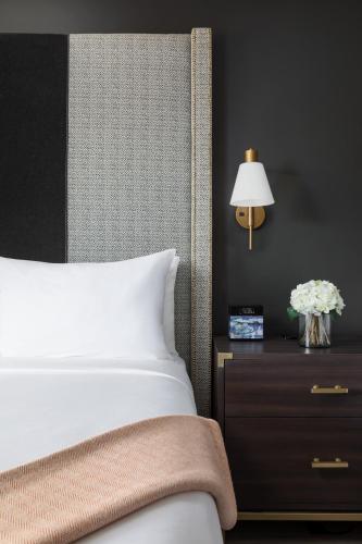 King Room with Roll-In Shower - Mobility Access/Non-Smoking