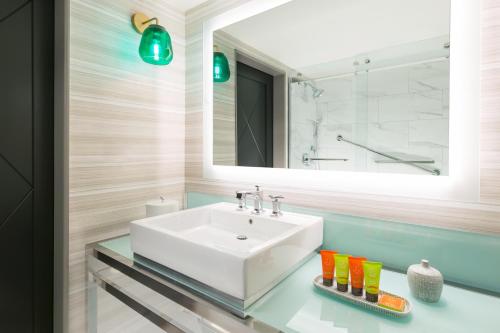 King Room with Roll-In Shower - Mobility Access/Non-Smoking