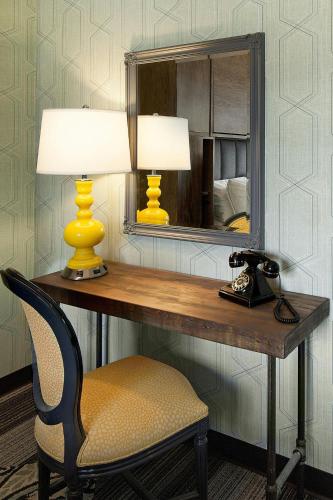 COZY KING - 175 SQF, Guest room