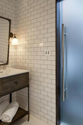PETITE QUEEN - 135 SQF, Guest room, Poolside, Pool