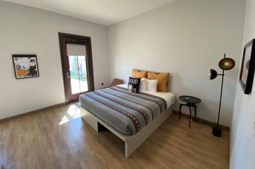 ROOMY KING – 250 SQF, Guest Room