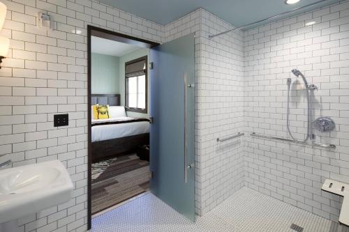 ROOMY KING – 250 SQF, Guest Room
