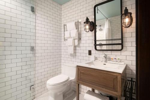 ROOMY KING – 250 SQF, Guest Room