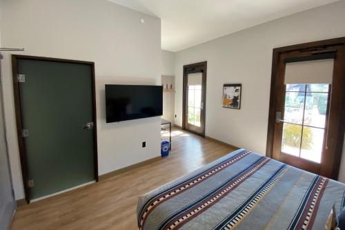 ROOMY KING – 250 SQF, Guest Room