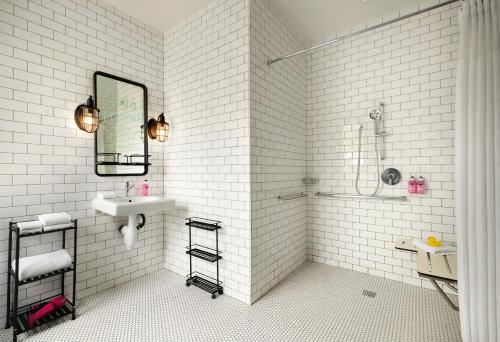 DOUBLE UP - 185 SQF, Guest room, 2 Queen