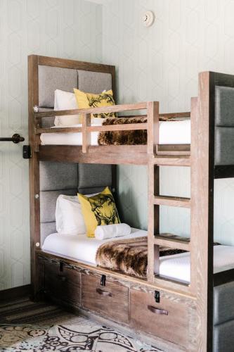 ROOMY BUNK BEDS - 250 SQF, Guest room