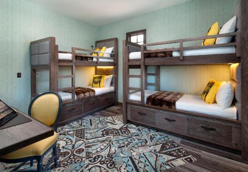 ROOMY BUNK BEDS - 250 SQF, Guest room