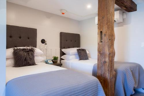 Twin room with mountain view