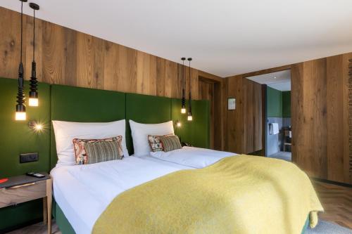 Large Twin Room with Balcony
