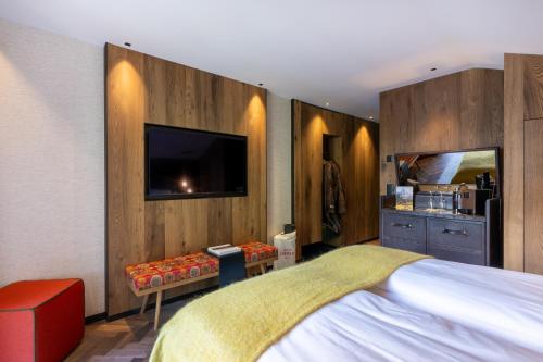 Deluxe Room with Balcony and Matterhorn View