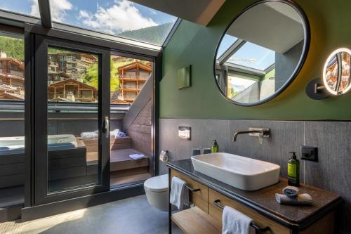 Deluxe Room with Balcony and Matterhorn View
