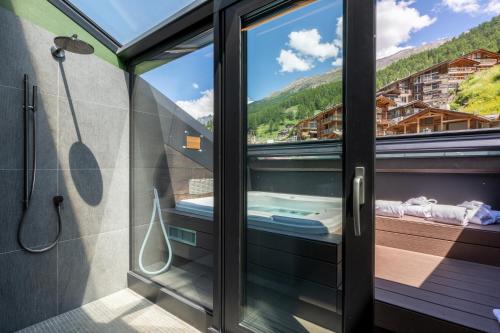 Deluxe Room with Balcony and Matterhorn View