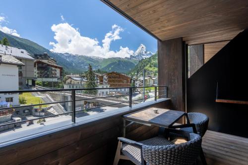Deluxe Room with Balcony and Matterhorn View