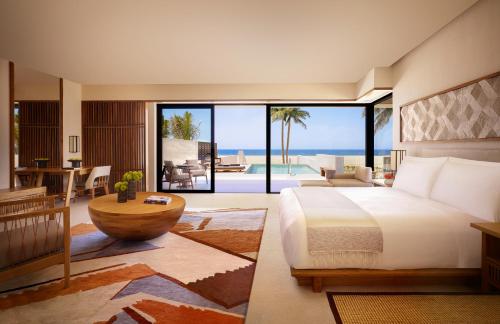 Junior Suite Swim-Up Ocean Front	