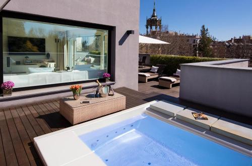 Penthouse with Private Jacuzzi and Terrace - Spa Access