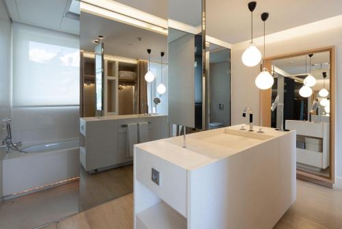 Penthouse with Private Jacuzzi and Terrace - Spa Access