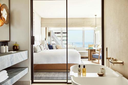 Club Deluxe King Room - Club Level/Upper Floor