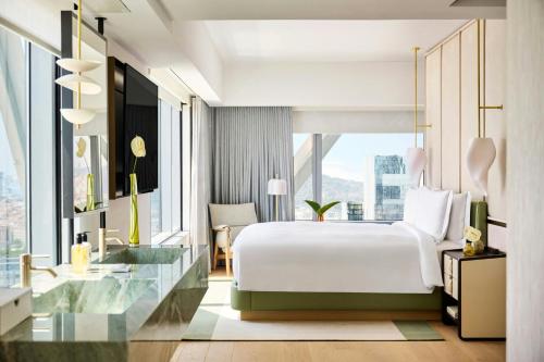 Horizon One-Bedroom King Suite with Sea Front