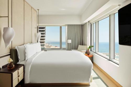 Horizon One-Bedroom King Suite with Sea Front