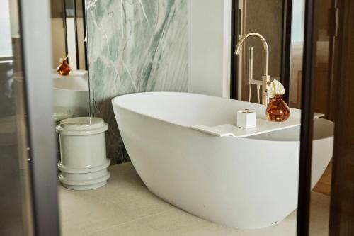 Horizon One-Bedroom King Suite with Sea Front