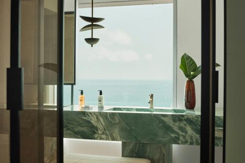 Horizon One-Bedroom King Suite with Sea Front