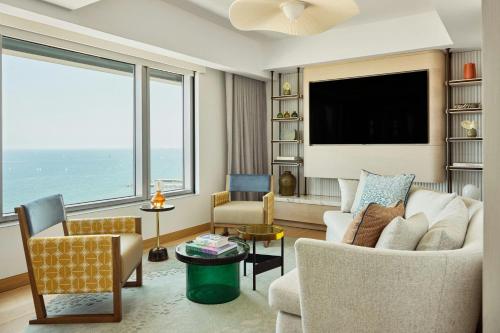 Horizon One-Bedroom King Suite with Sea Front