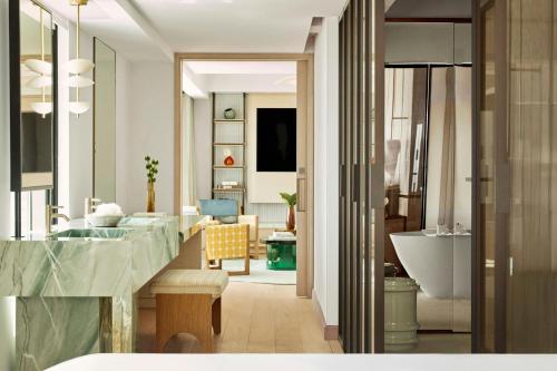 Horizon One-Bedroom King Suite with Sea Front