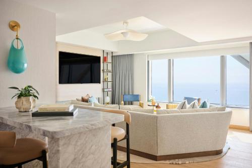 Club Corner King Suite - Club Level