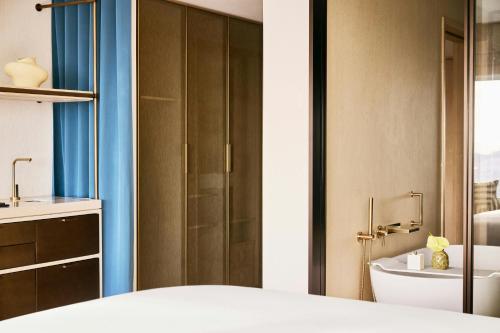 Panorama King Room with Partial Sea View