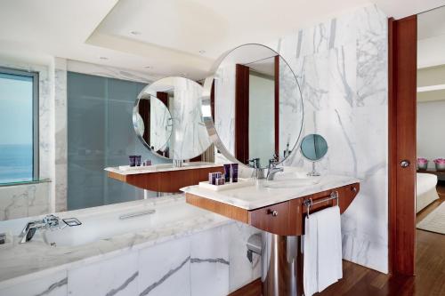 One-Bedroom Penthouse with Skyline View