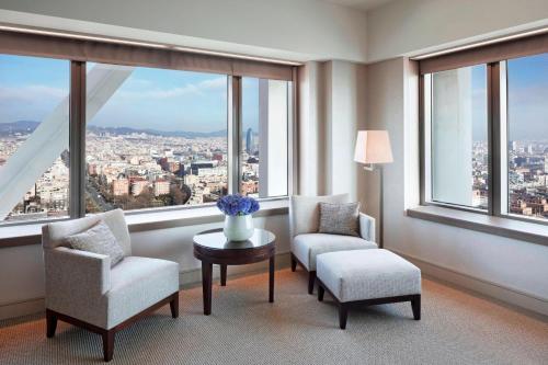 One-Bedroom Suite with Two Double Beds and City View