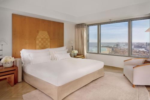 Three-Bedroom Penthouse with Skyline View - High Floor