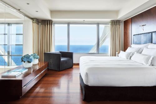 Three-Bedroom Penthouse with Skyline View - High Floor