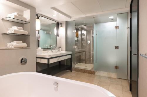 Deluxe King Room with Water View