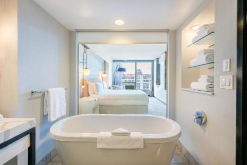 Deluxe King Room with Water View