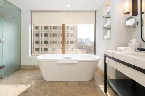 Grand Corner Junior King Suite with Water View