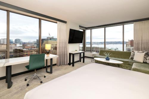 Grand Corner Junior King Suite with Water View