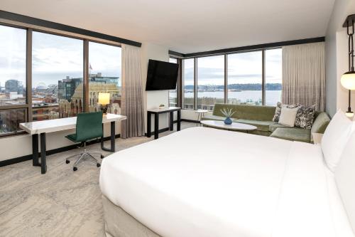 Grand Corner Junior King Suite with Water View