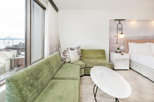 Grand Corner Junior King Suite with Water View