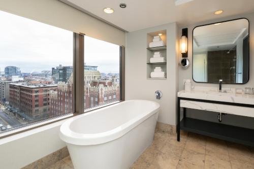 Grand Corner Junior King Suite with Water View