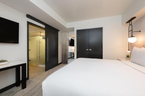 Deluxe Junior King Suite with Water View