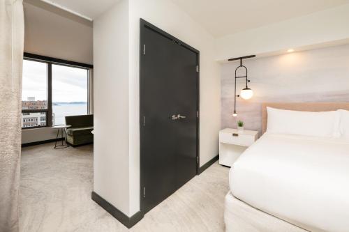 Deluxe Junior King Suite with Water View