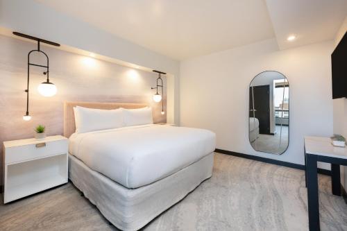 Deluxe Junior King Suite with Water View