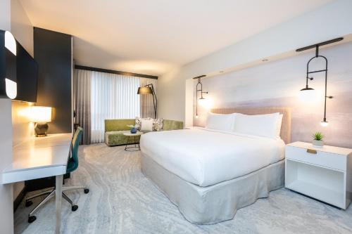 King Room with City View - Roll-In Shower
