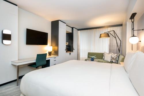 King Room with City View - Roll-In Shower