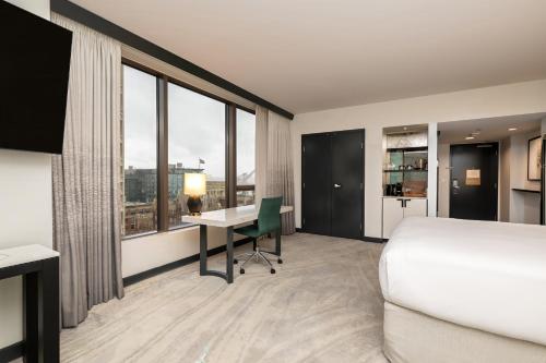 Corner King Room with City View and Roll-In Shower - Mobility Access