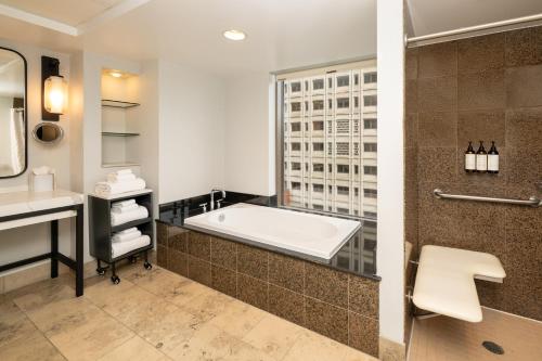 Corner King Room with City View and Roll-In Shower - Mobility Access
